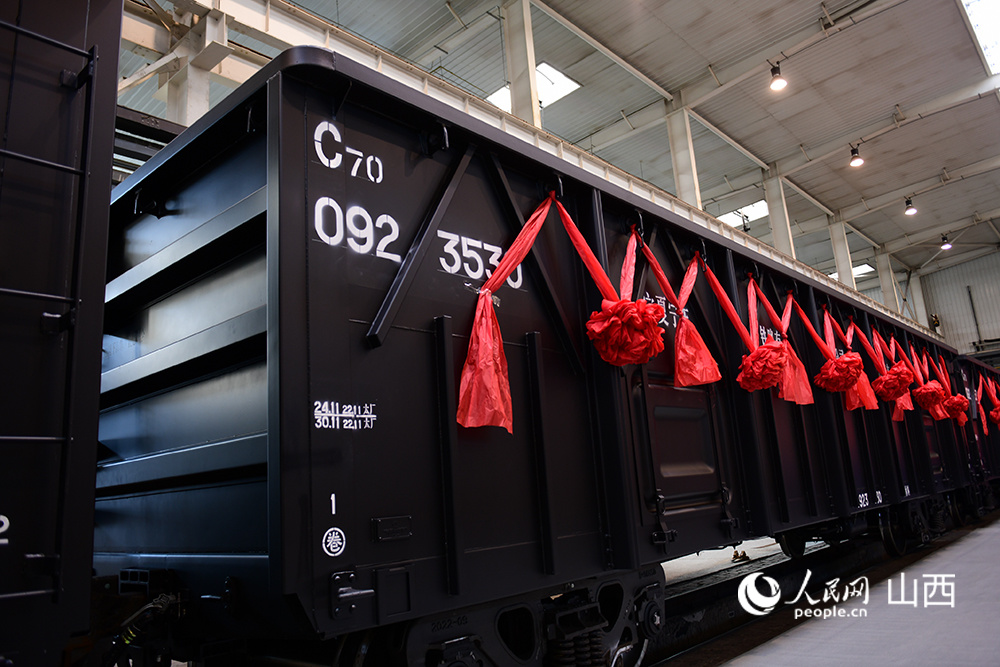 70吨级新型复合材料运煤专用敞车.人民网记者 焦搏文摄
