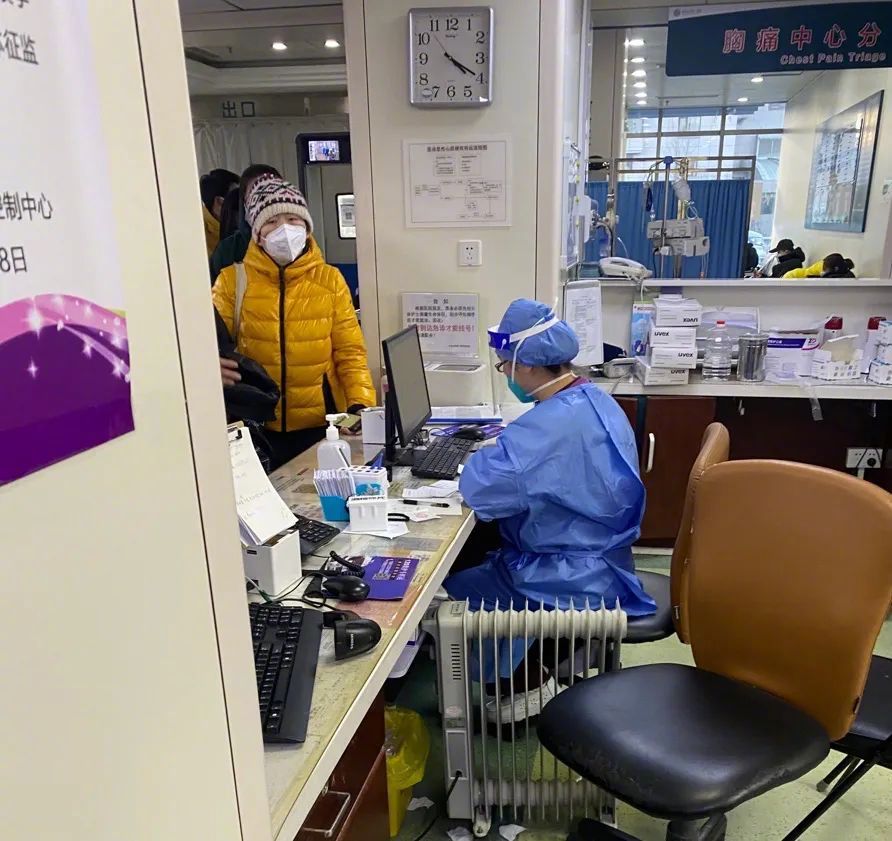 2022年12月15日下午，北京大学第一医院急诊大厅的分诊台前，排队的患者没有断过。新京报记者 乔迟 摄