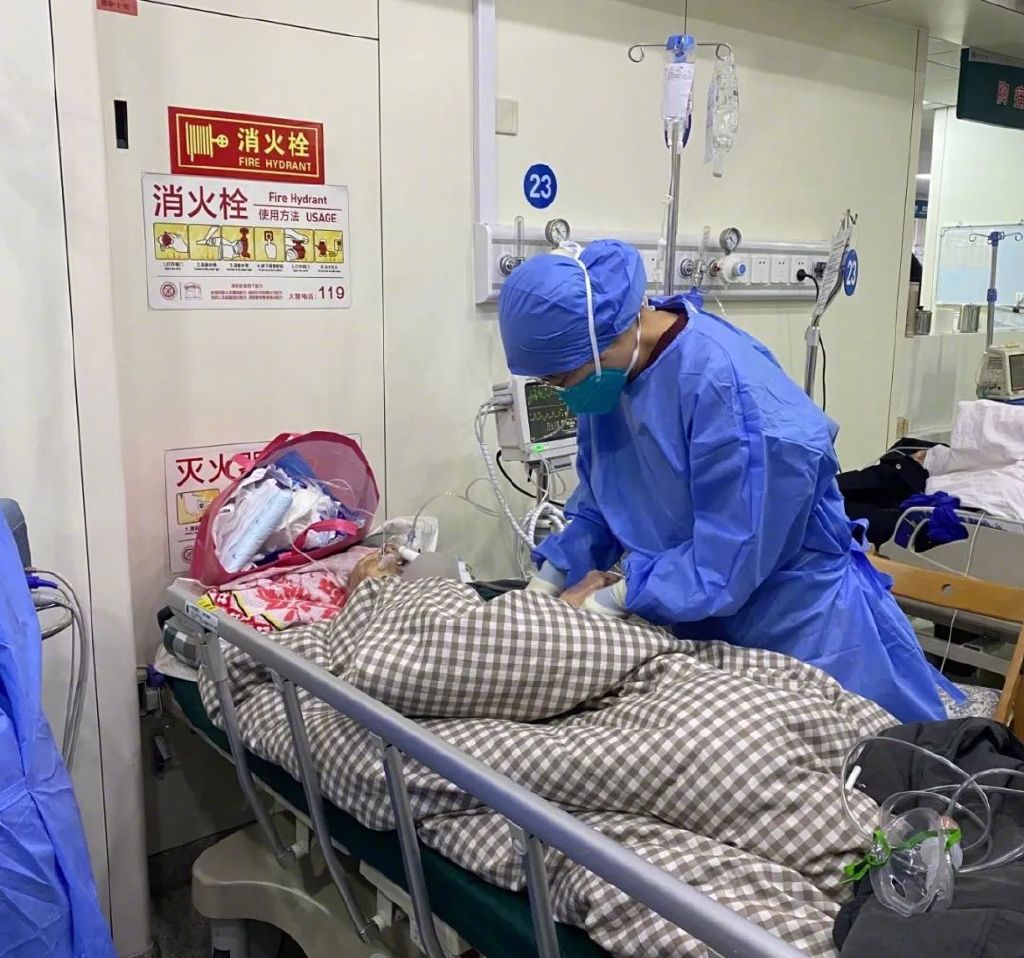 周耀的外婆99岁了，她在发烧两天后，被送到北京大学第一医院急诊大厅治疗。新京报记者 乔迟 摄
