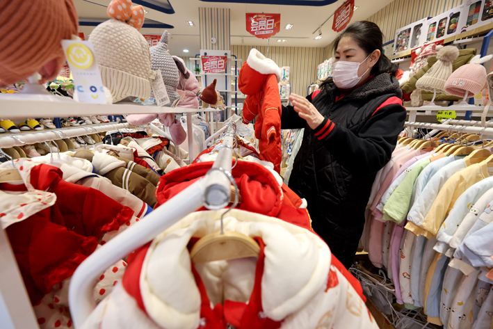 12月9日,顾客在山东省枣庄市一家超市选购儿童服装&nbsp;新华社图