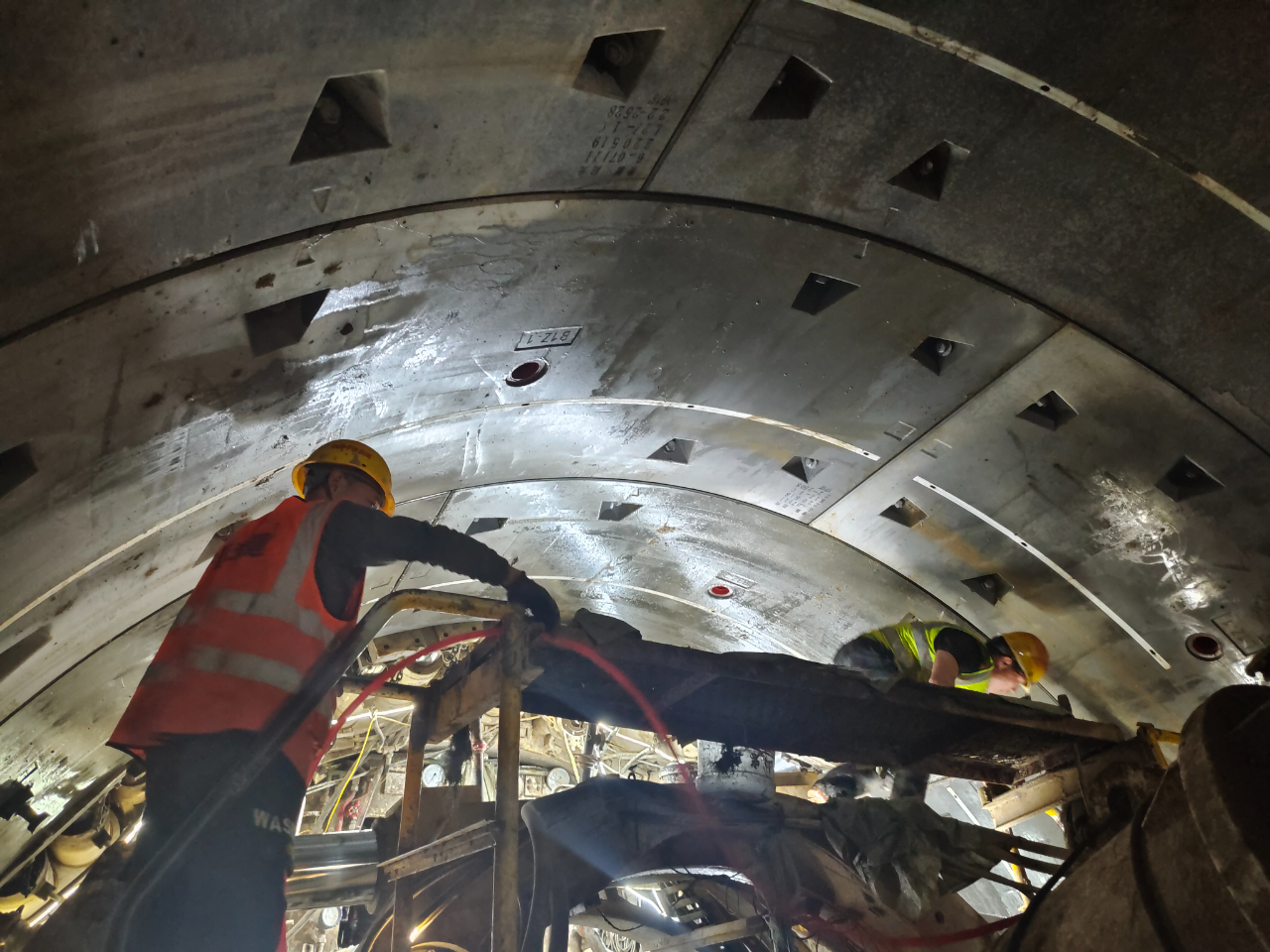 工人正在进行管片拼装作业(成帅 摄)