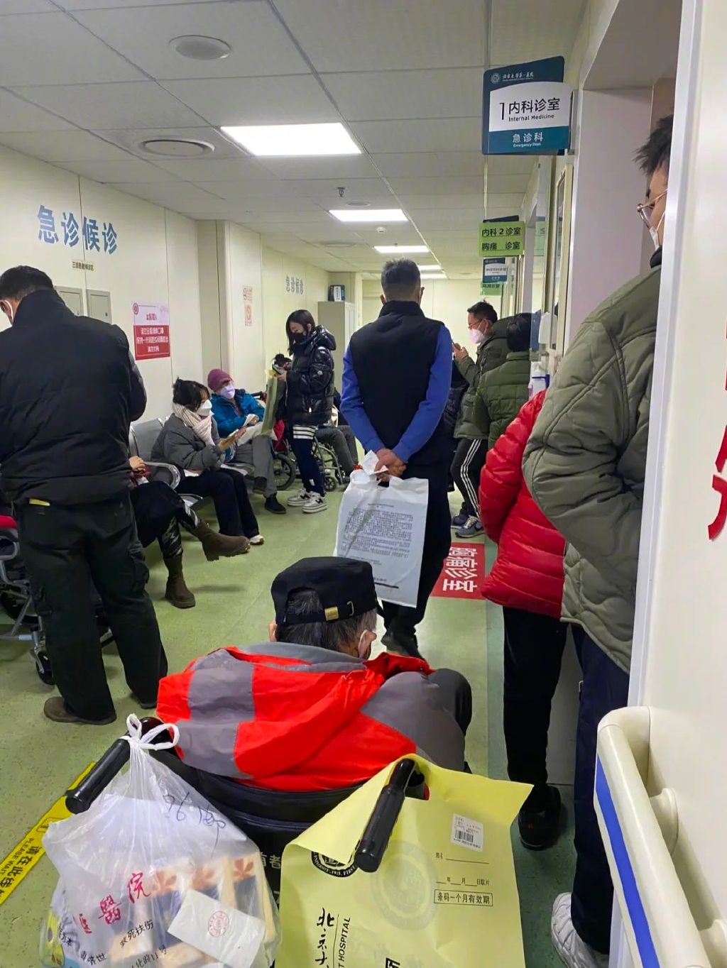 2022年12月15日下午，北京大学第一医院急诊内科诊室门口，几十个患者在门口等待就医。新京报记者 乔迟 摄