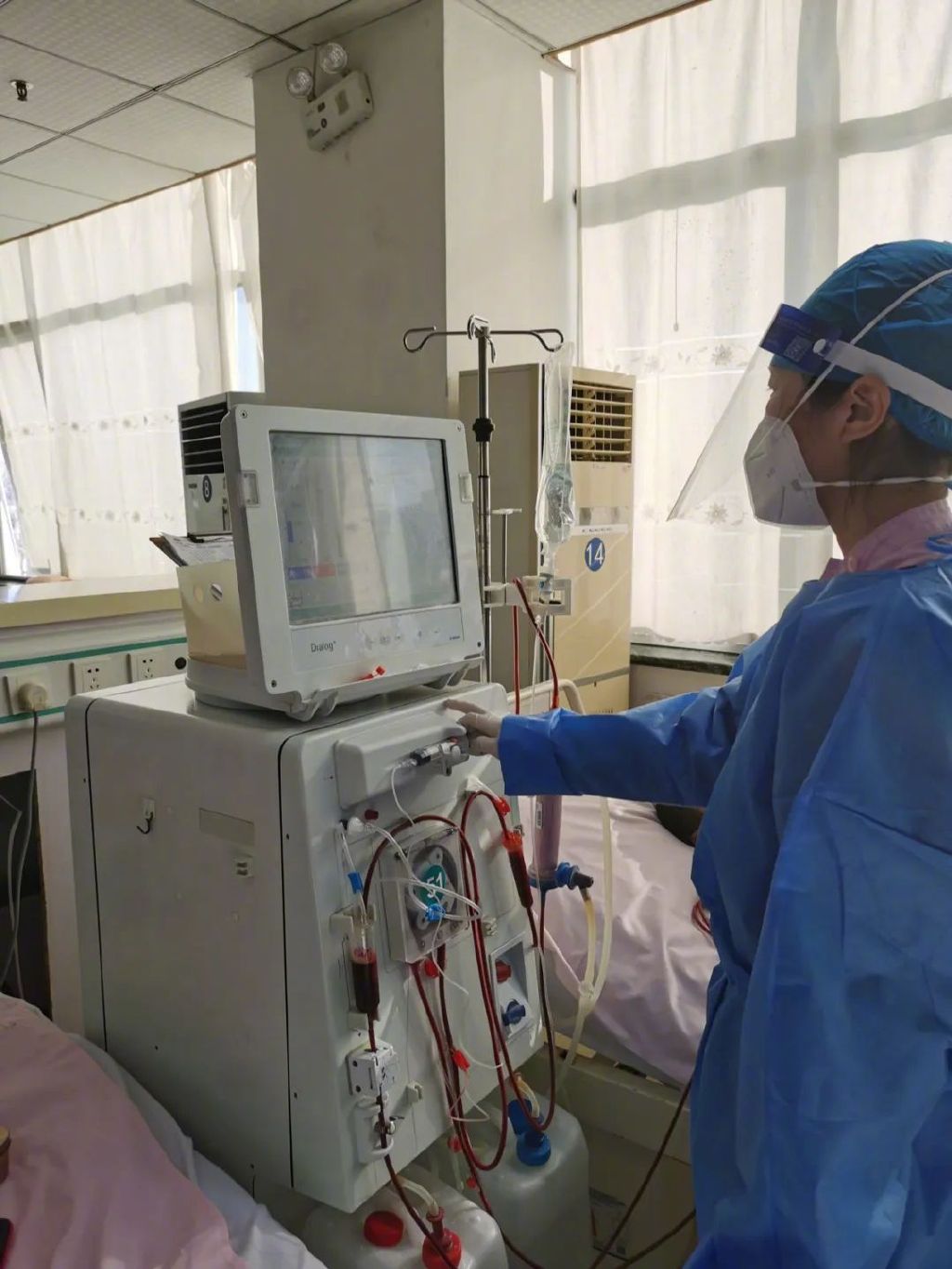 2022年12月17日，北京市某三级医院透析科室内，护士正在为患者做血液透析。受访者供图