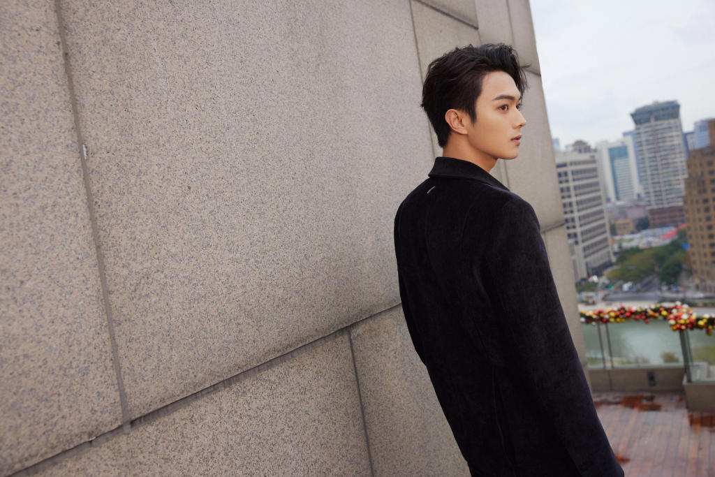 许凯时尚品牌圣诞活动写真 黑西装秀胸肌荷尔蒙满满__财经头条