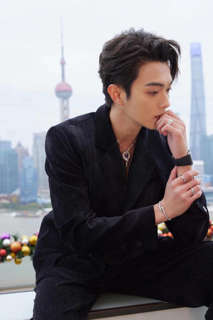 许凯时尚品牌圣诞活动写真黑西装秀胸肌荷尔蒙满满