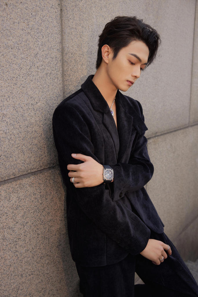 许凯时尚品牌圣诞活动写真黑西装秀胸肌荷尔蒙满满