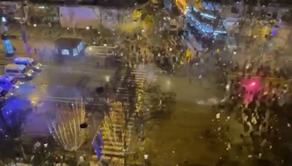 世界杯决赛后法国街头爆发球迷骚乱 警方发射催泪瓦斯(图) - 1