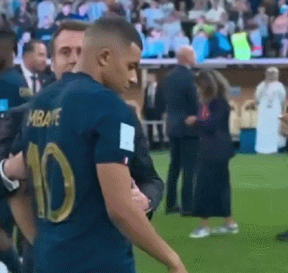 法国总统马克龙赛后安慰姆巴佩