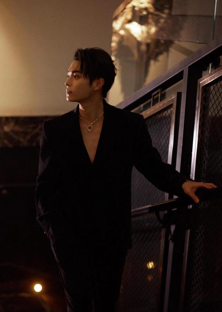 许凯时尚品牌圣诞活动写真黑西装秀胸肌荷尔蒙满满