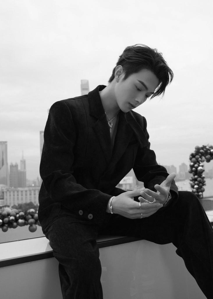 许凯时尚品牌圣诞活动写真黑西装秀胸肌荷尔蒙满满