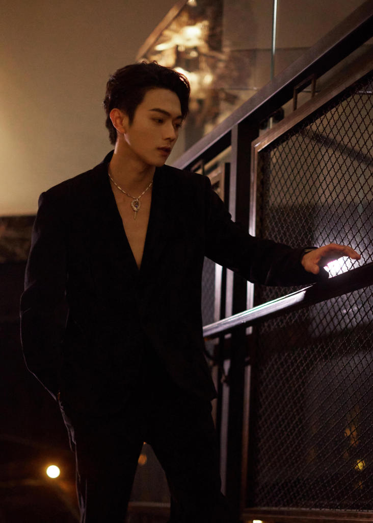 许凯时尚品牌圣诞活动写真黑西装秀胸肌荷尔蒙满满