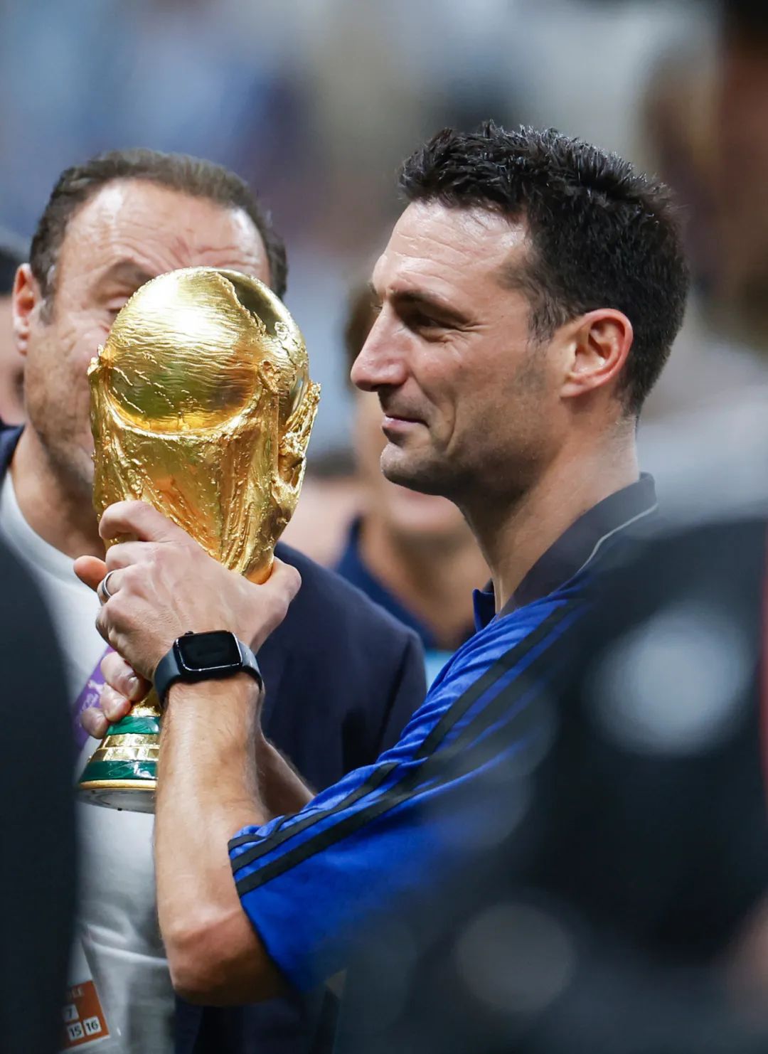 阿根廷队主教练斯卡洛尼在颁奖仪式后手捧大力神杯庆祝.