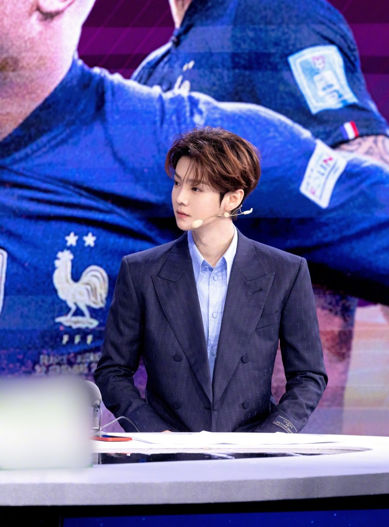 鹿晗解说2022卡塔尔世界杯决赛穿西装内搭衬衫帅出天际