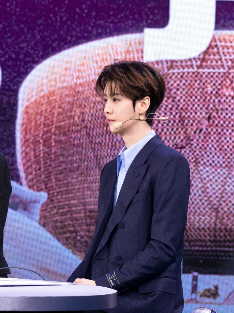 鹿晗解说2022卡塔尔世界杯决赛穿西装内搭衬衫帅出天际