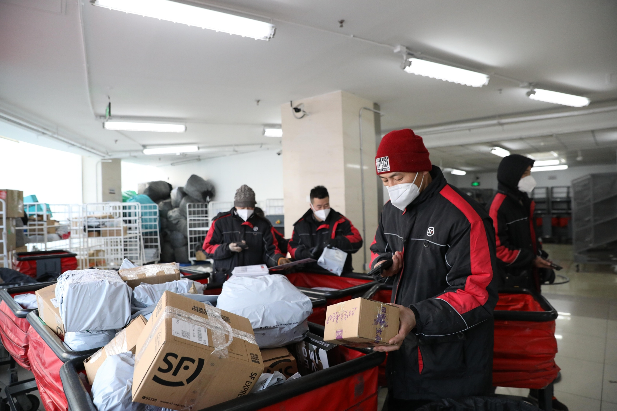 顺丰国贸片区雅宝路营业部快递员在作业.摄影/新京报记者王飞