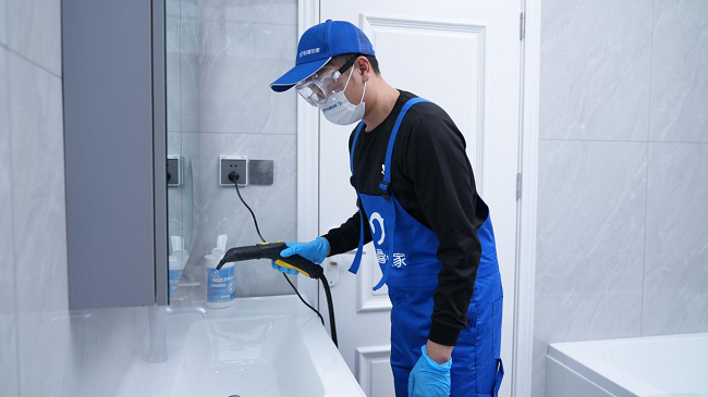 　　图为轻喜到家服务人员为用户家进行消毒杀菌