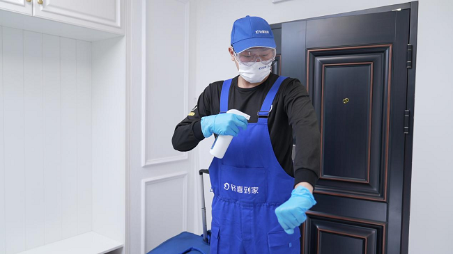 　　图为轻喜到家服务人员进行入户前自我消杀