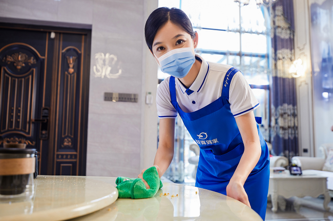 　　图为轻喜到家保洁师消毒桌面