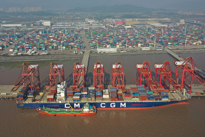  货轮停靠在浙江宁波舟山港梅东码头（12月13日摄，无人机照片）。新华社记者 黄宗治 摄