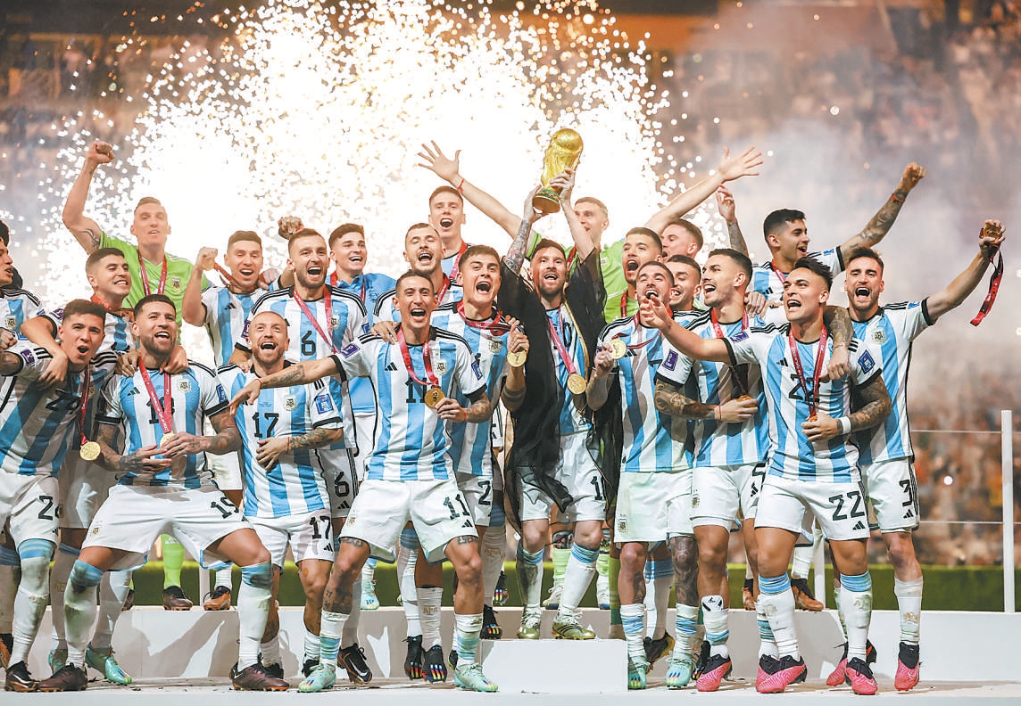 　　阿根廷队球员在颁奖仪式上庆祝。 新华社记者 曹灿摄