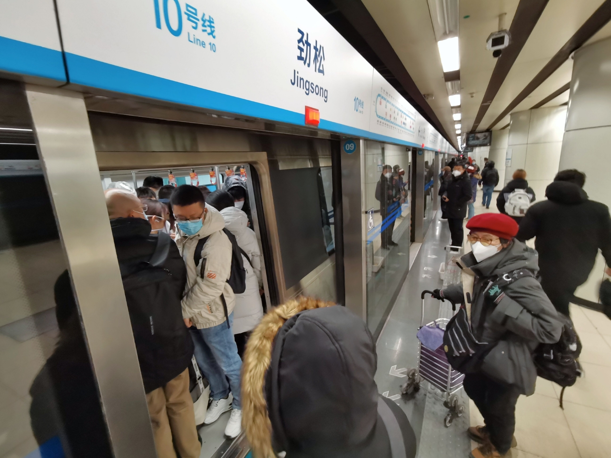 早上8点50分,地铁10号线劲松站,车厢内十分拥挤,部分乘客需等候下趟