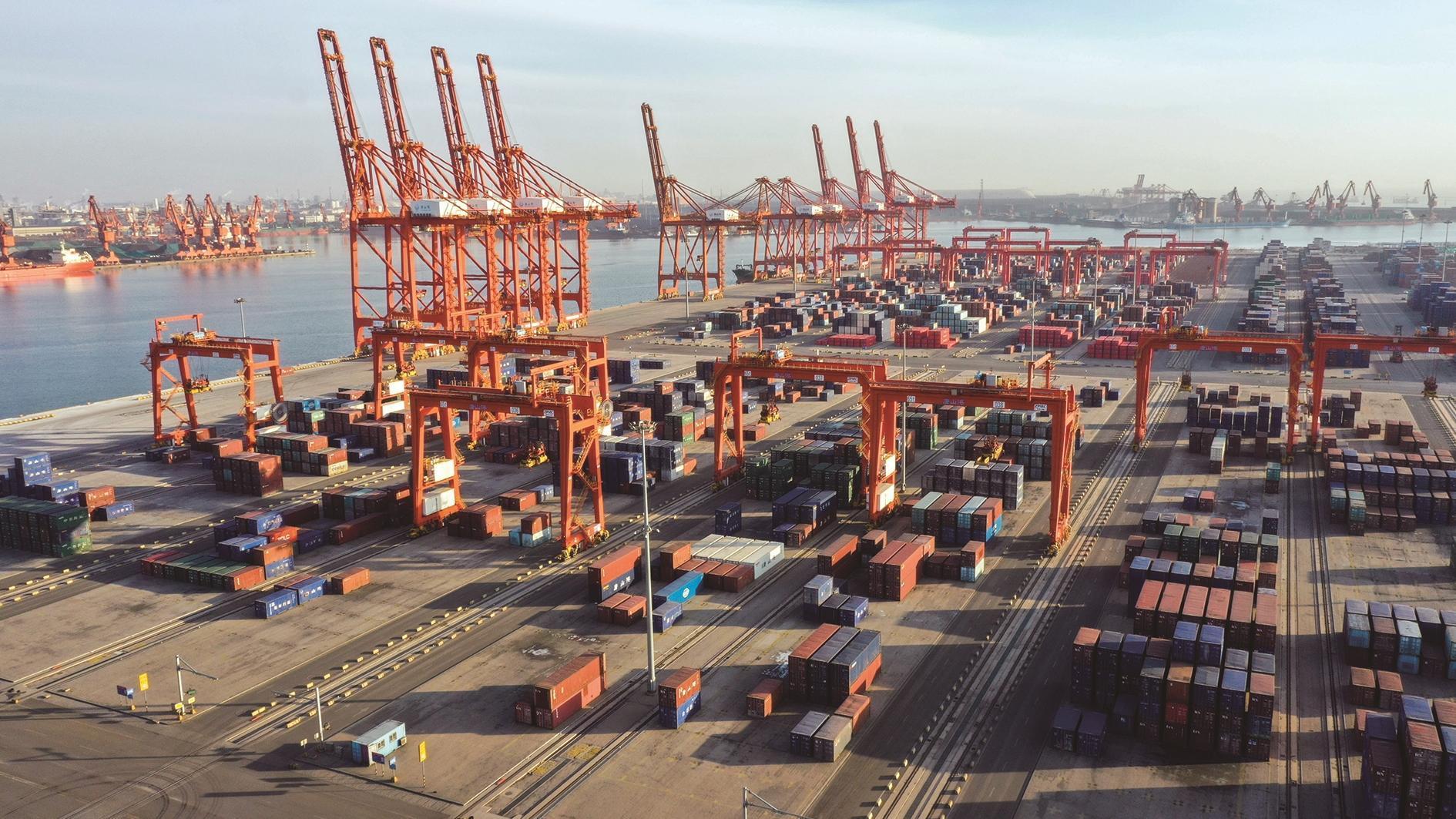 日前拍摄的唐山港京唐港区集装箱码头一角(无人机照片).