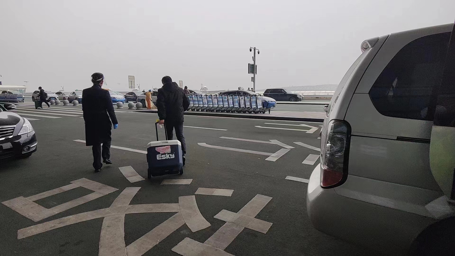 　　医生与其携带的人体捐献器官抵达武汉机场