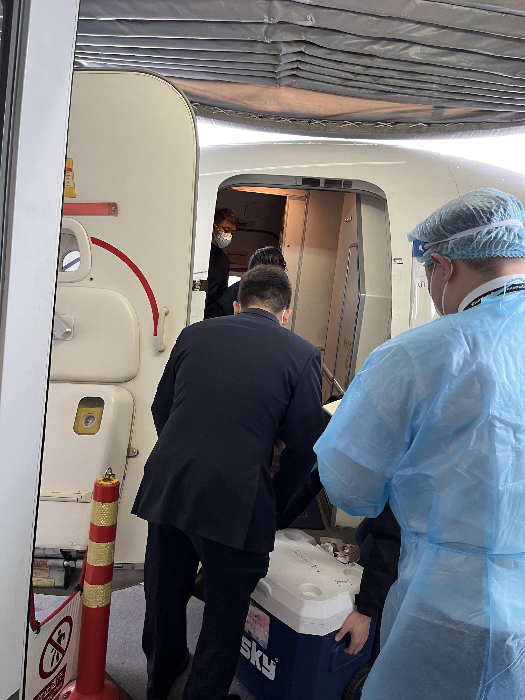 　　携带人体捐献器官的医生从深圳机场登机