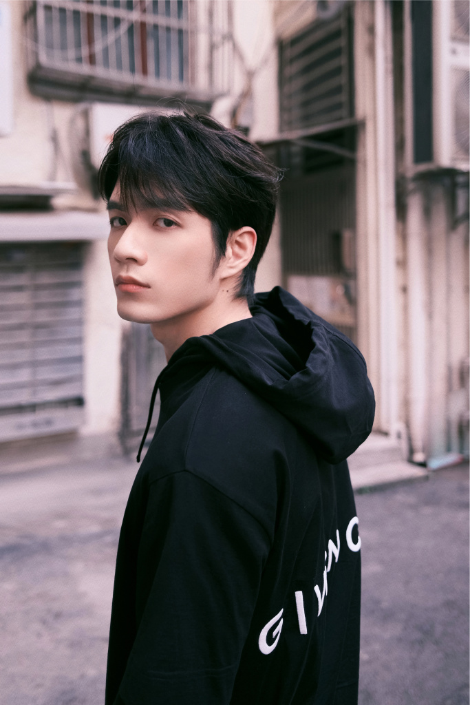 纪梵希品牌挚友张颜齐发布卫衣造型写真 眼神凌冽酷感十足_高清图集