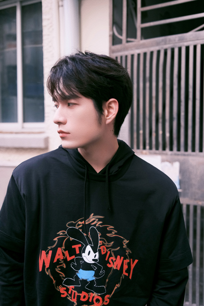 纪梵希品牌挚友张颜齐发布卫衣造型写真 眼神凌冽酷感十足__财经头条