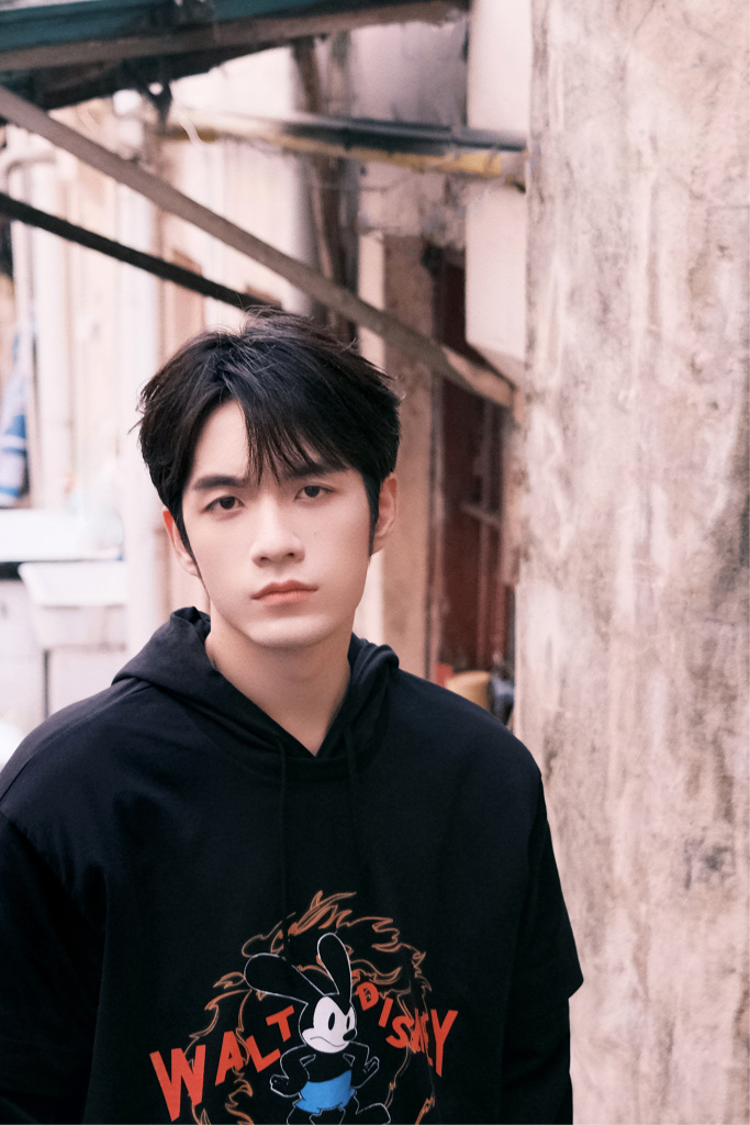 纪梵希品牌挚友张颜齐发布卫衣造型写真 眼神凌冽酷感十足