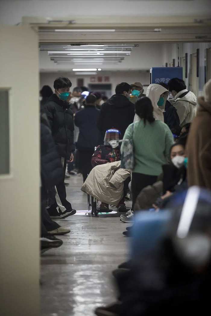 狭长而拥挤的长廊上,病人和家属们聚集在一起.