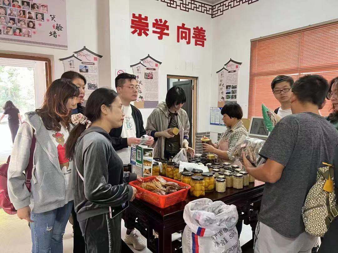 　　金融助贷员帮助淳安中洲镇农户推广特色农副产品