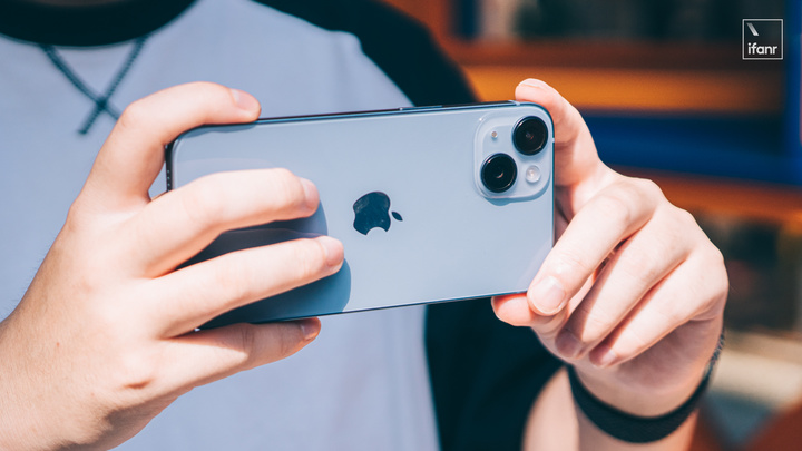 库克去了趟索尼工厂，iPhone 15 的拍照大升级可能不远了