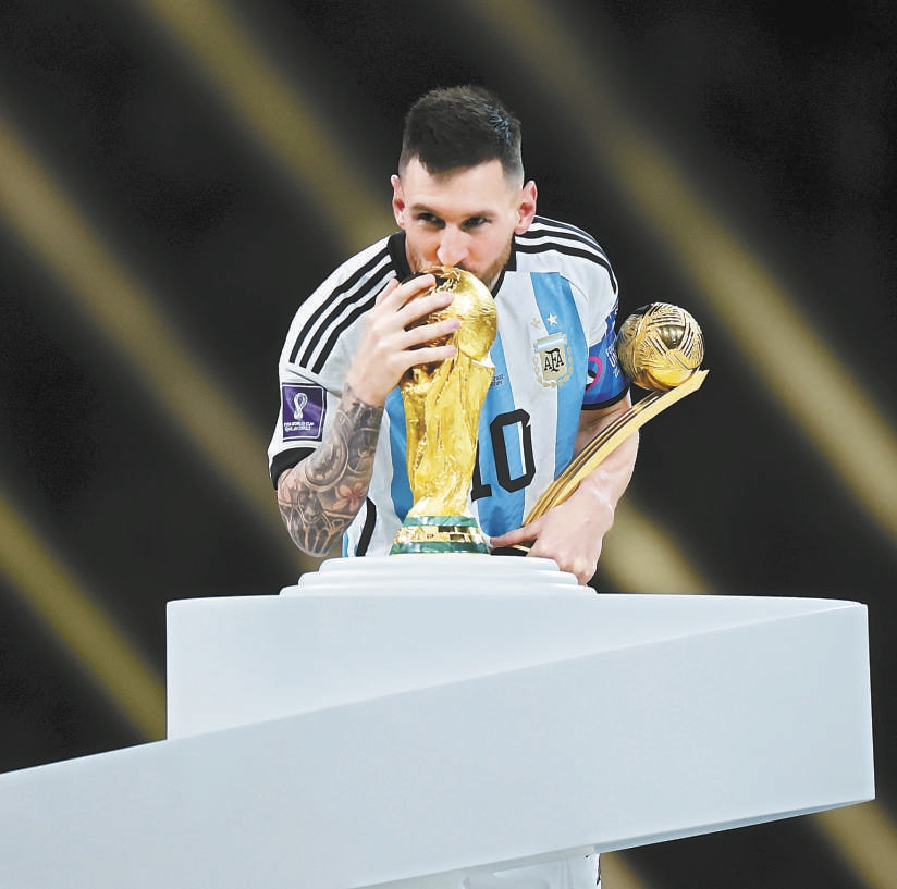 获得世界杯金球奖的阿根廷队球员梅西在颁奖仪式上亲吻大力神杯.