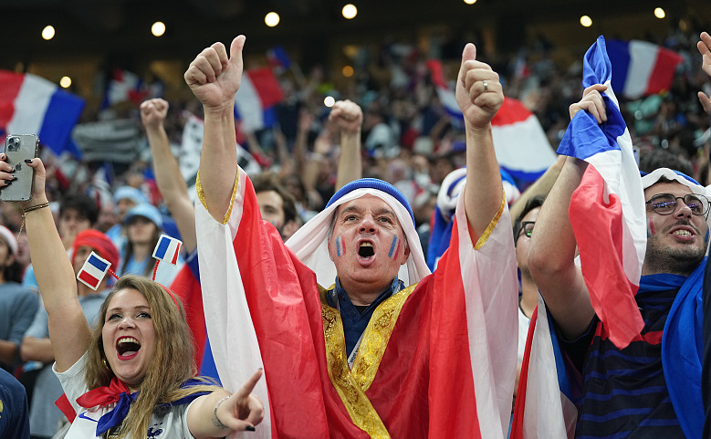 卡塔尔世界杯决赛现场的法国队球迷.