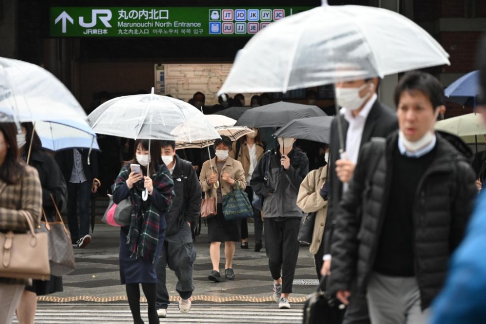 這是11月15日，行人走在日本東京站丸之內出口附近的馬路上。新華社發（孫佳林攝）