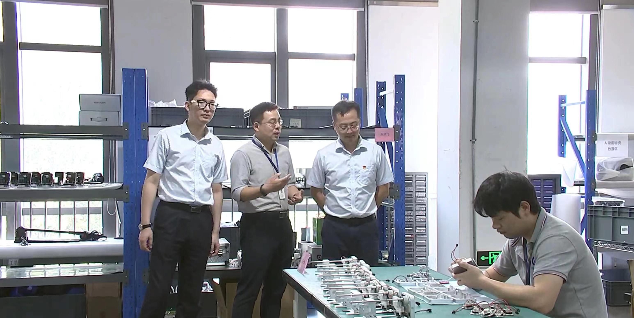 　　银行员工在车间对接工厂金融服务需求