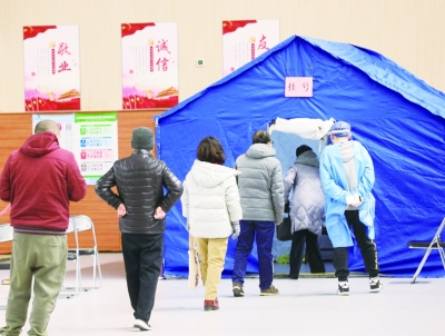 北京广安体育馆内,患者在简易发热门诊等候就诊。于志强/摄
