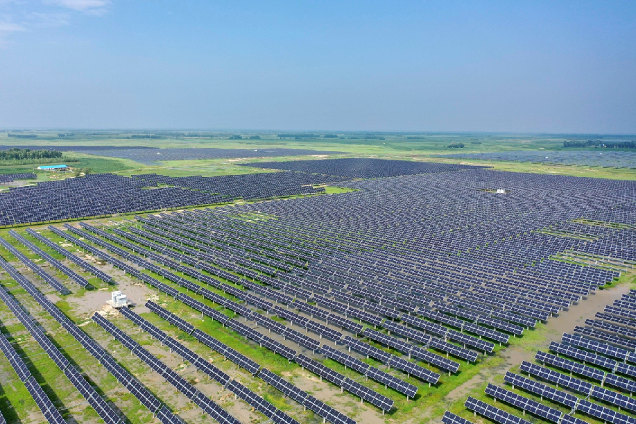 2022年7月26日,在通榆县鸿兴镇拍摄的光伏发电站.张玉博 摄