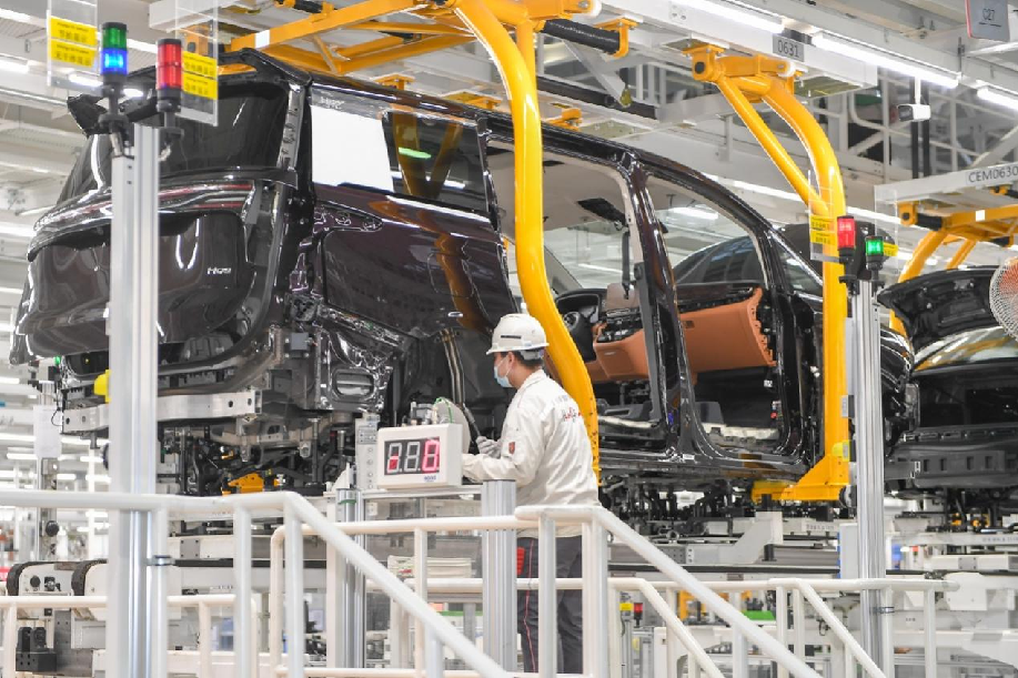 在位于吉林长春的中国第一汽车集团有限公司红旗繁荣工厂,工人在装配