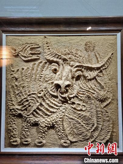 图为方聪创作的纸浆雕塑作品。　唐哲 摄