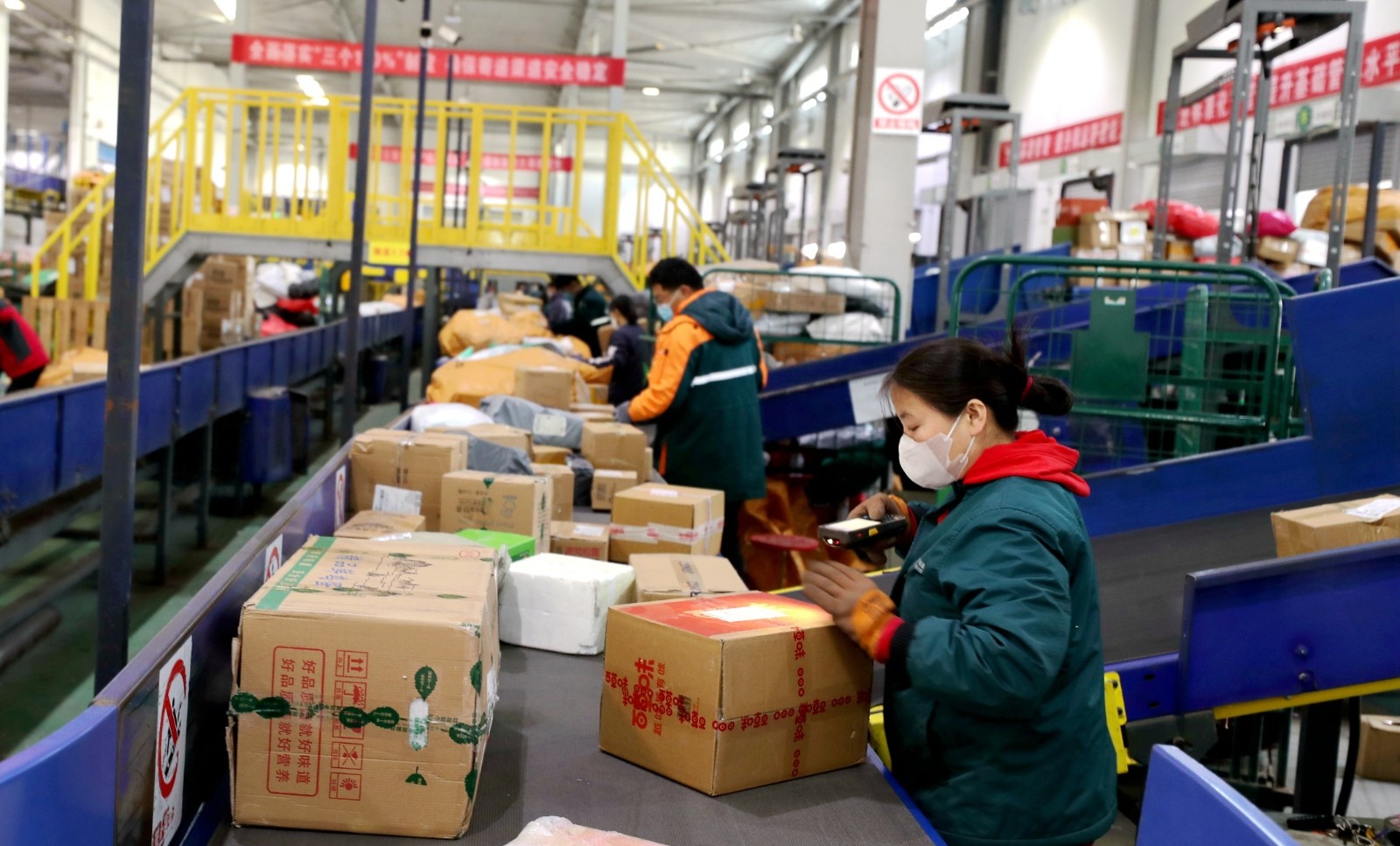 图为中国邮政东营市邮件处理中心,员工在分拣快递包裹.