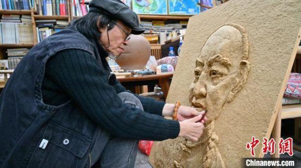 图为方聪正在进行纸浆雕塑创作。　唐哲 摄