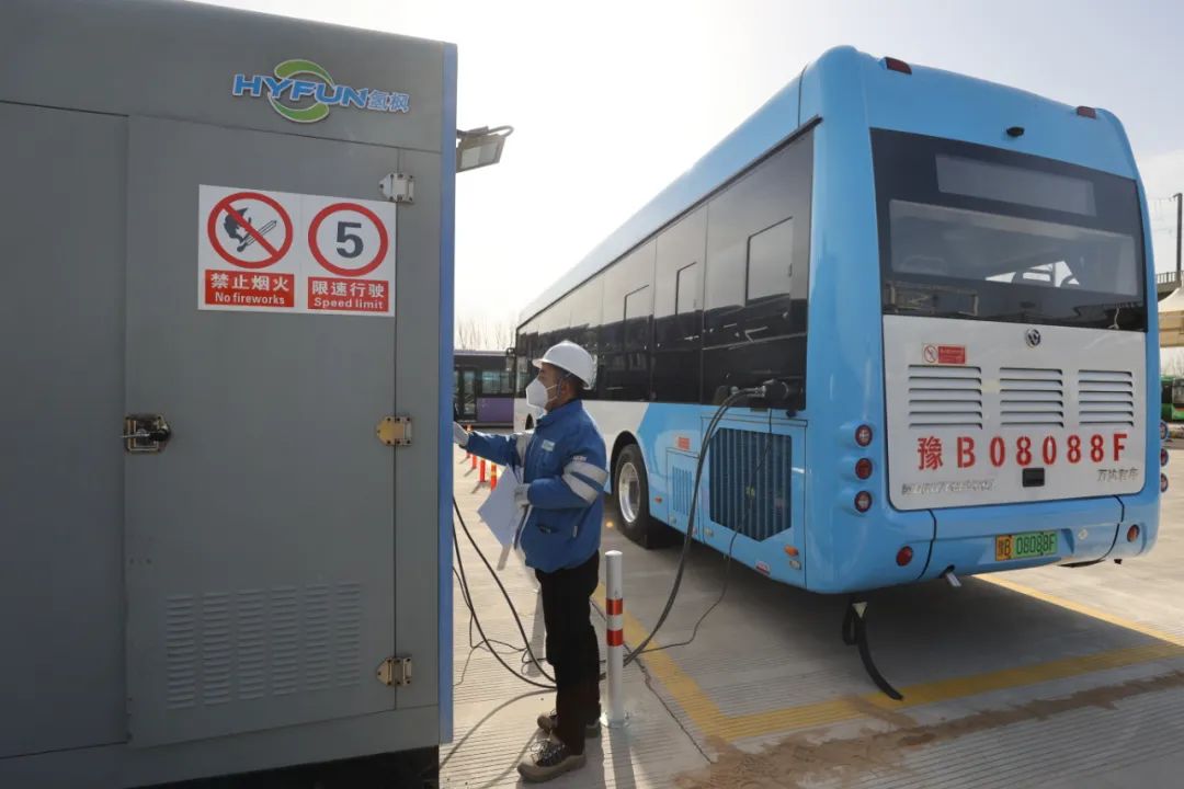 公交车燃料加注方式与燃油车加油的方式类似,通过加氢口将燃料输入到