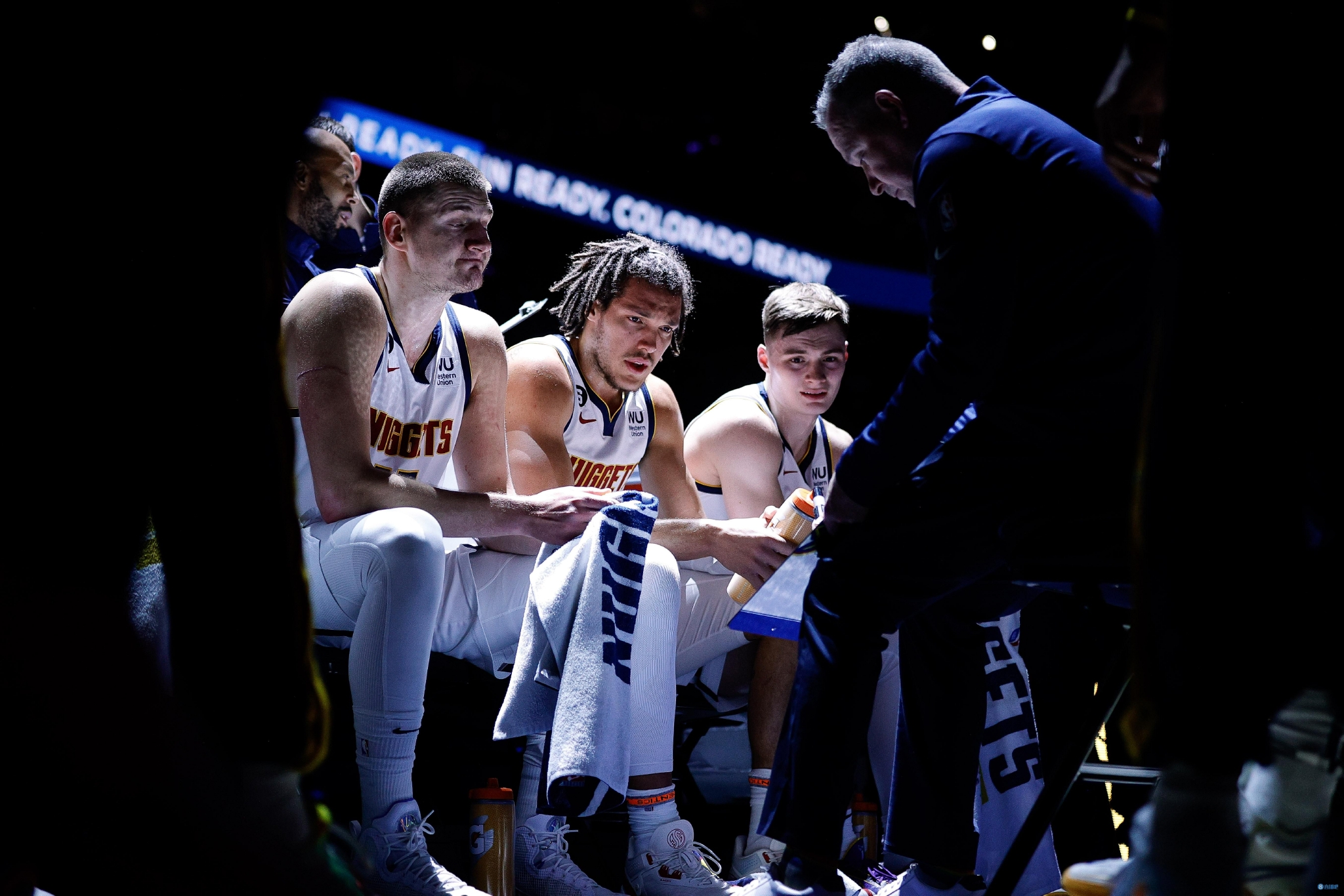 掘金内线霸主浓眉的统治力如何改变西部格局