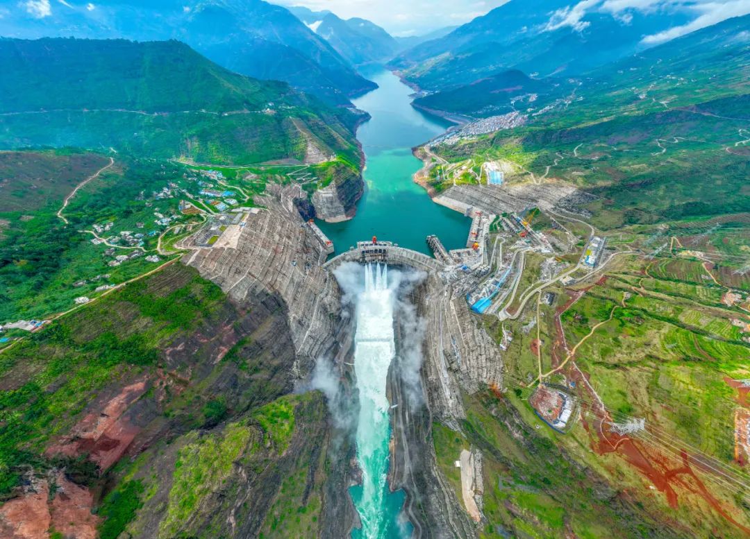 白鹤滩水电站工程建设工地全景.(图片由三峡集团提供)