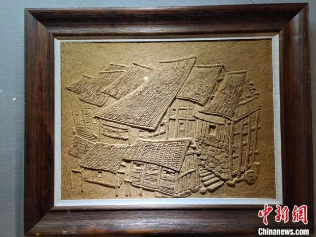 图为方聪创作的纸浆雕塑作品。　唐哲 摄