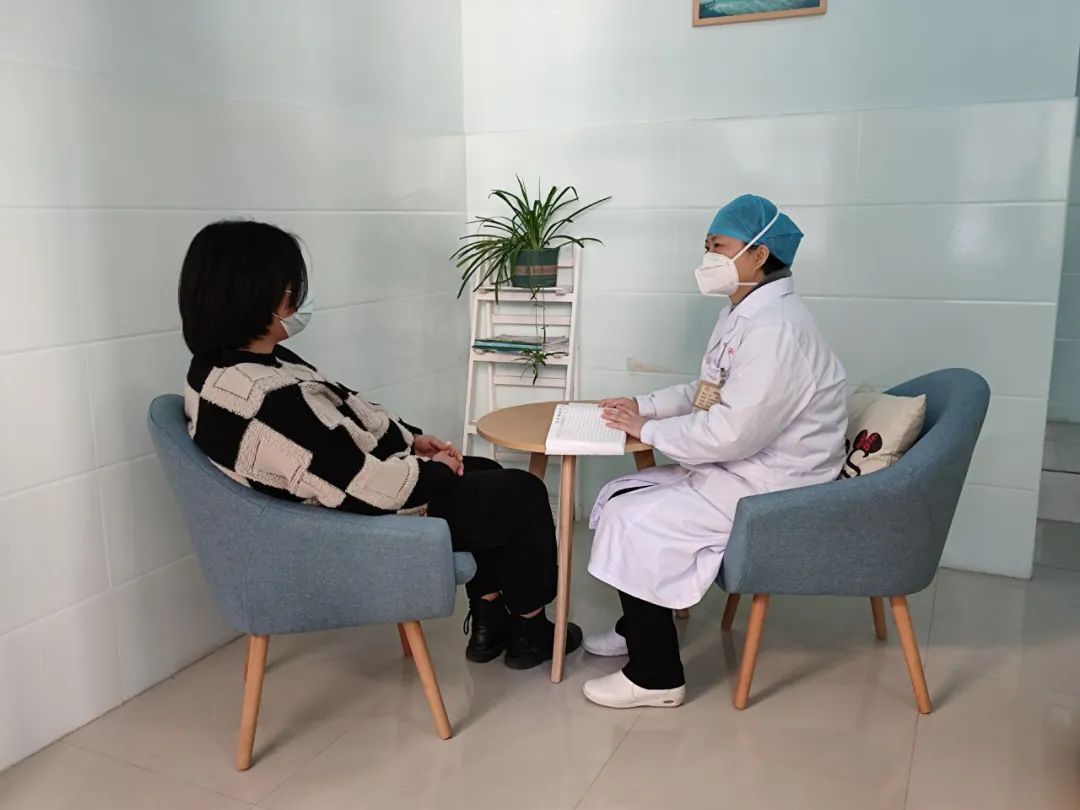 粤北三院医生在心理咨询室为病人看诊,开解病人心理及精神方面的不良