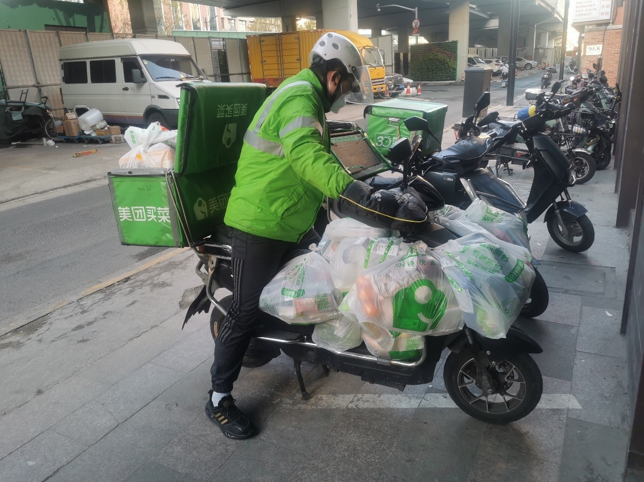 上海生鲜线上订单数量激增,配送人员忙到半夜,半数订单10公斤以上